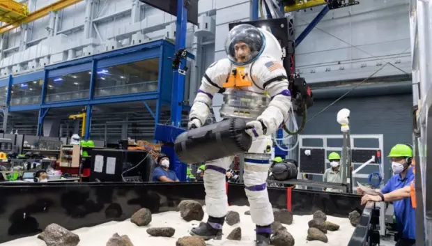 Para comprobar su rapidez de adaptación a la nueva gravedad, los astronautas que participan en CIPHER recorrerán una carrera de obstáculos con un traje espacial poco después de aterrizar en la Tierra. En la imagen, un voluntario realiza una prueba en esta carrera