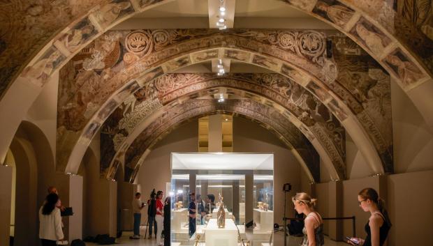 (Foto de ARCHIVO)
Varias personas observan las pinturas murales del Monasterio de Sijena expuestas en el Museu Nacional d’Art de Catalunya (MNAC), a 29 de mayo de 2025, en Barcelona, Catalunya (España). El Tribunal Supremo (TS) confirmó ayer la sentencia dictada por la Audiencia Provincial de Huesca, que condena al MNAC a restituir las pinturas murales en la sala capitular del Monasterio de Vilanova de Sijena (Huesca).

Kike Rincón / Europa Press
29 MAYO 2025;PINTURAS;MURALES;MONASTERIO;ARTE;CULTURA;TRADICIÓN
29/5/2025