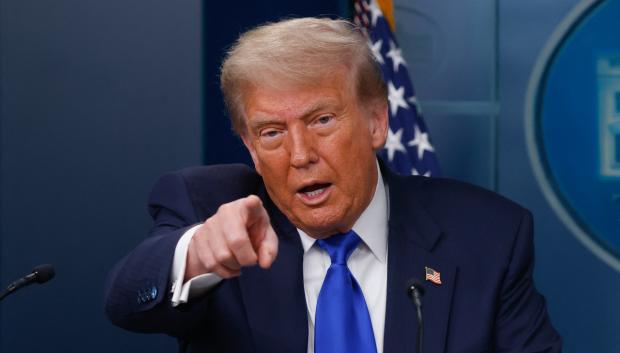 Donald Trump, ha ordenado este viernes la suspensión inmediata de los contactos comerciales con Canadá