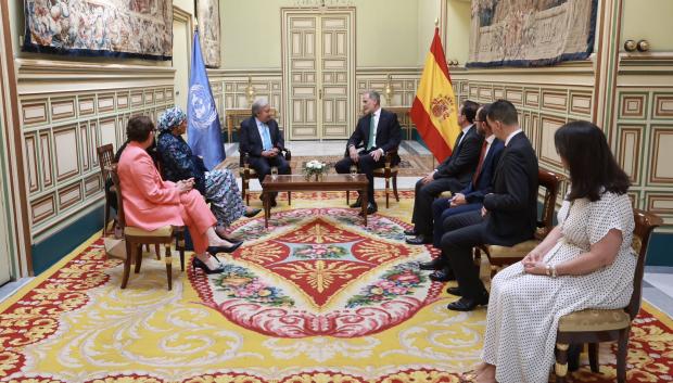 El Rey mantiene un encuentro, en el Real Alcázar de Sevilla, con el secretario general de las Naciones Unidas, António Guterres
