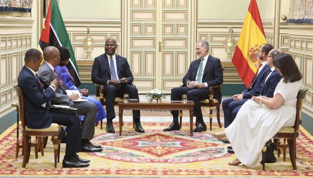 El Rey mantiene un encuentro, en el Real Alcázar de Sevilla, con el secretario general de las Naciones Unidas, António Guterres