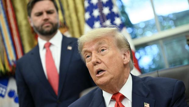 El presidente de Estados Unidos, Donald Trump, junto al vicepresidente, J. D. Vance, en el Despacho Oval