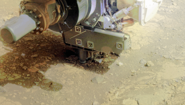 Antes de perforar el afloramiento rocoso apodado "Kenmore", como se ve aquí, Perseverance erosionó la roca para determinar si era adecuada para la perforación. Las ocho imágenes que componen este video se tomaron con aproximadamente un minuto de diferencia