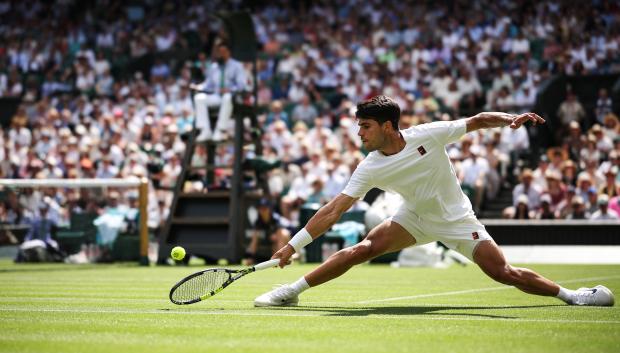 Carlos Alcaraz se estira para llegar a una bola