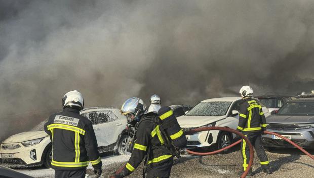 ¿Tuvo la culpa un coche eléctrico del incendio en el que han ardido un centenar de coches en Madrid?