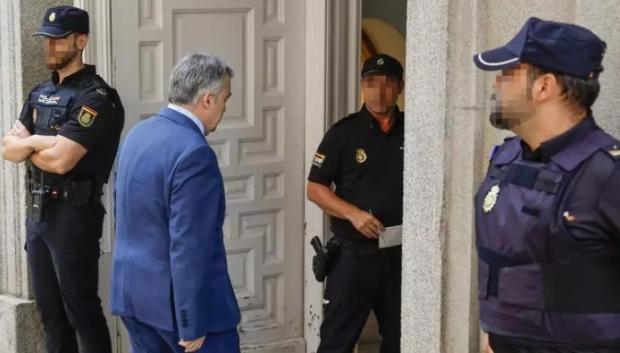 La última imagen de Santos Cerdán en libertad, a su llegada al Supremo