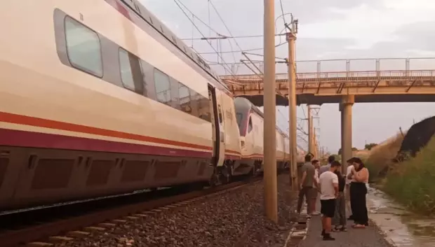 Algunos pasajeros salen al exterior en uno de los trenes afectados