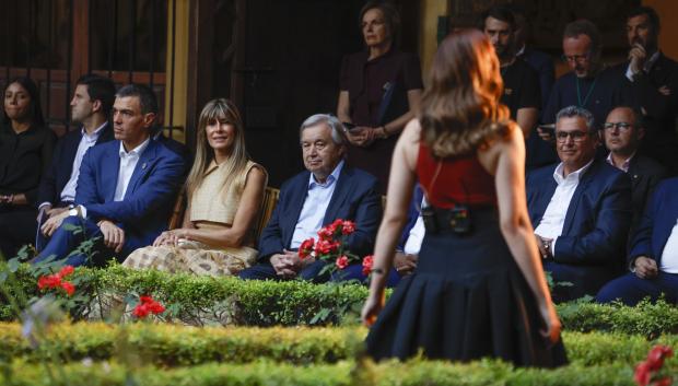 El presidente del Gobierno español, Pedro Sánchez, su mujer, Begoña Gómez y el secretario general de la ONU, Antonio Guterres, durante la cena oficial a los participantes en la IV Conferencia Internacional para el Desarrollo de Sevilla, este lunes en Palacio de las Dueñas. EFE/ JuanJo Martín POOL