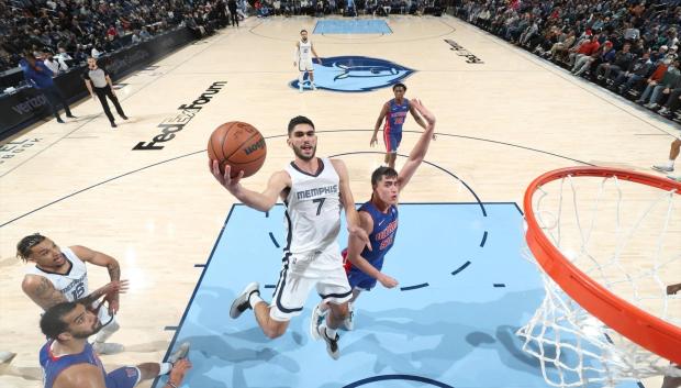 Santi Aldama con Los Grizzlies ante Detroit Pistons