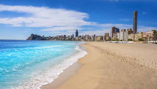 La espectacular playa de Poniente de Benidorm.