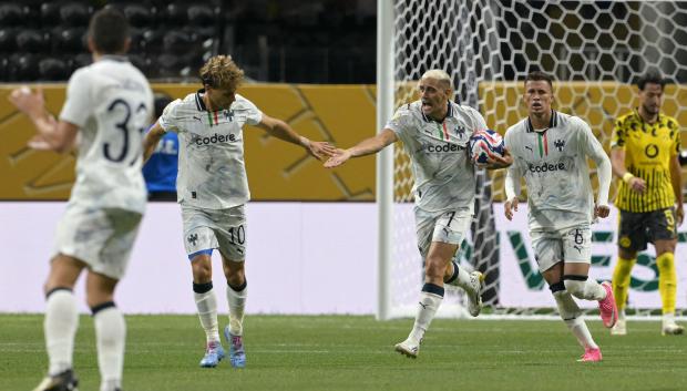 El atacante argentino conectó otro testarazo que recortó distancias y devolvió la esperanza al Monterrey.