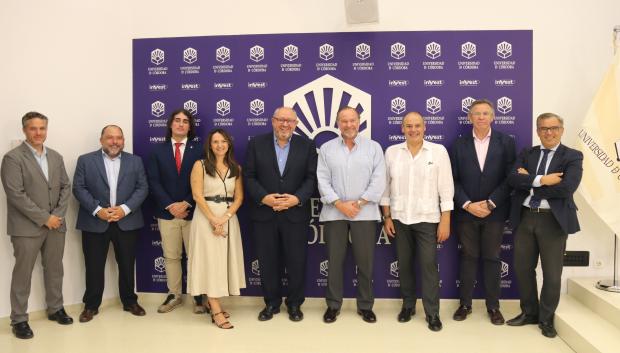 Responsables de ambas entidades tras la firma del convenio