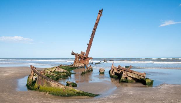 Naufragio del barco "Altair" en la playa de Cassino.