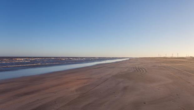 El arenal de la playa de Cassino se pierde en el horizonte.