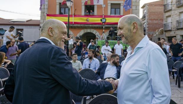 Javier Tebas y Rafael Louzán se saludan en el sorteo del calendario de la Liga