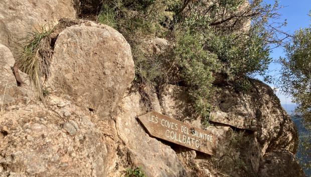 Señal del camino a las Cuevas del Salnitre.