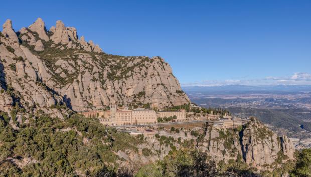 Abadía de Montserrat en el macizo que lleva su nombre.