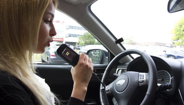 El dispositivo conectado al coche evita que el coche arranque