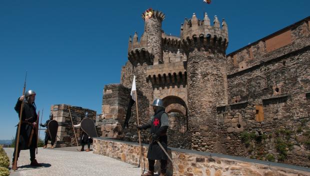 El castillo con su guardia medieval.