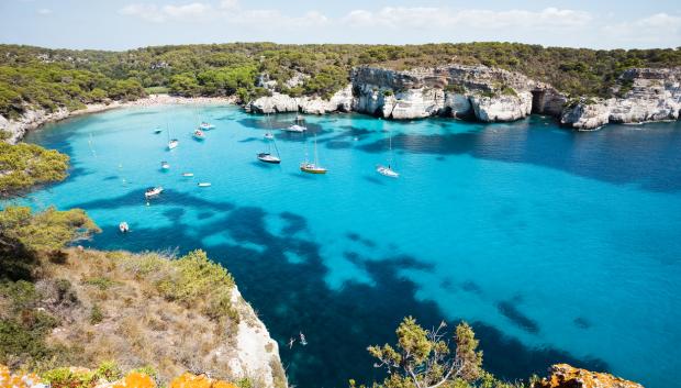 Barcos fondeados en Cala Macarella, la "hermana mayor" de Macarelleta.