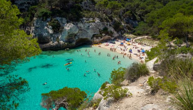 Bañistas en Cala Macarelleta.
