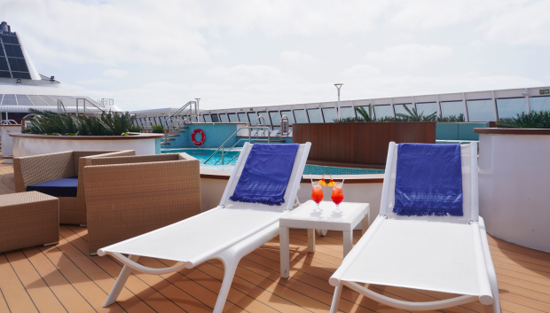 Piscina y hamacas en la cubierta del crucero.