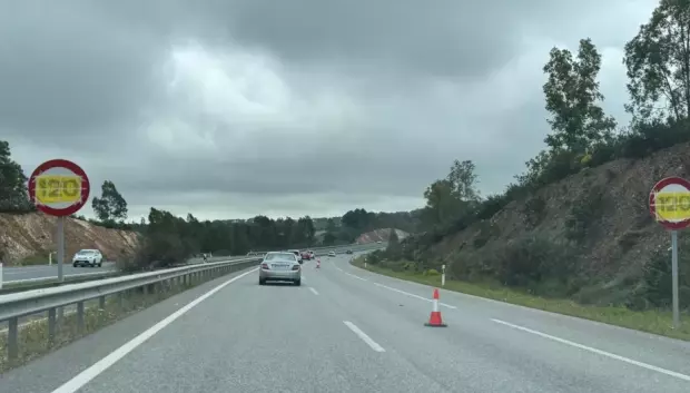 Las carreteras intransitables se llenan de conos y de señales tapadas chapuceramente