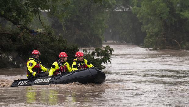 Equipos de búsqueda y rescate de Boerne navegan río arriba en un bote inflable por el río Guadalupe