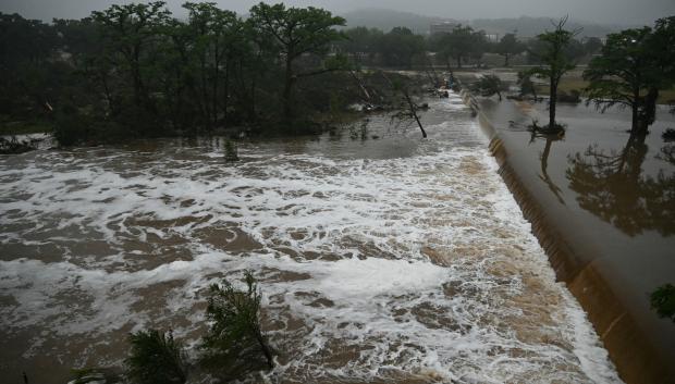 Una foto muestra la inundación causada por una crecida repentina en el río Guadalupe en Kerrville, Texas