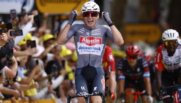 Jasper Philipsen celebra su victoria en la primera etapa del Tour de Francia