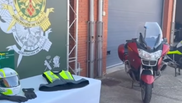 La segunda de las motos presentadas junto a los chalecos con airbag