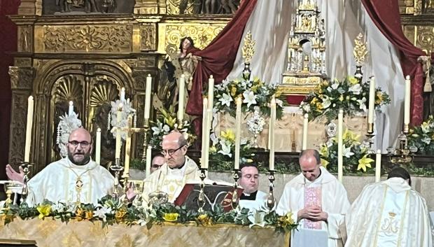 Varios sacerdotes acompañaron al obispo