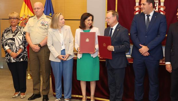 Foto de familia tras la firma de un acuerdo por el que Defensa cede terrenos con una superficie de 140.000 metros cuadrados a Ceuta para construir vivienda social