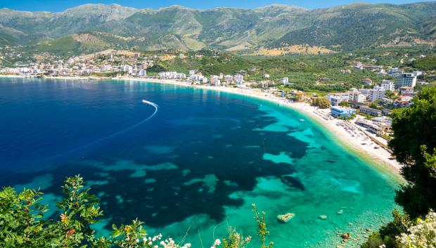 Playa en la riviera de Albania.