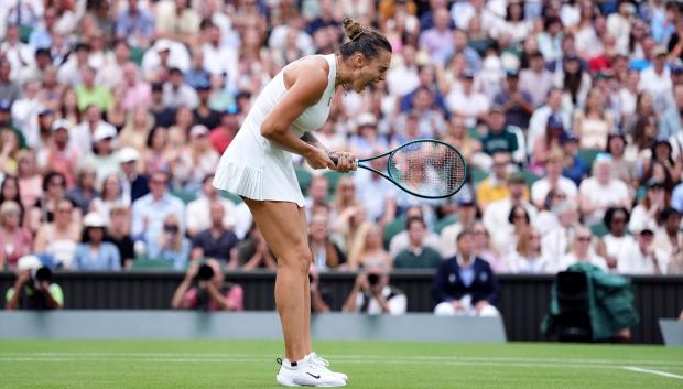 Aryna Sabalenka celebra su victoria ante Elise Mertens