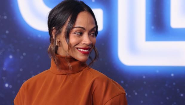 Zoe Saldana en la premier de Elio (2025)