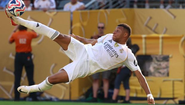 Kylian Mbappé hace gol ante el Dortmund con un remate acrobático