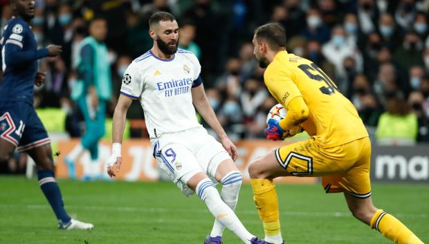 Benzema y Donnarumma, en el partido Real Madrid - PSG de 2022