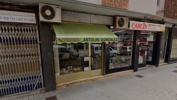 Tienda de aceitunas de Antolín González, asesinado por su hijo en Aranda de Duero