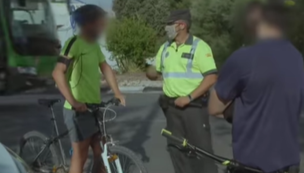 Hace ya tiempo que la Guardia Civil también multa ciclistas en carretera