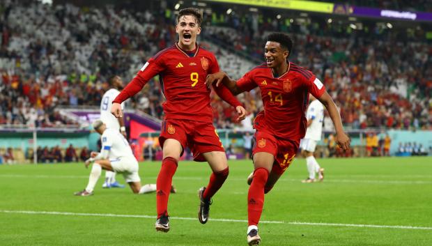 Gavi y Balde celebran un gol de la selección española