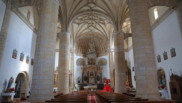 Interior de la iglesia de Santa Cecilia.