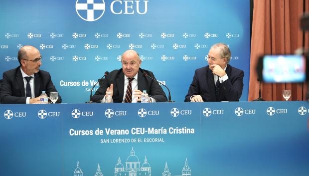 Salvador Marín, Presidente de la European Federation of Accountants of SME´s, Luis de Guindos, vicepresidente del BCE, y Javier Morillas, Consejero del Tribunal de Cuentas del Reino de España, en los cursos de verano de la Universidad CEU San Pablo
