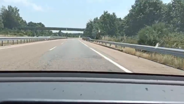 La carretera está llena de parches y baches