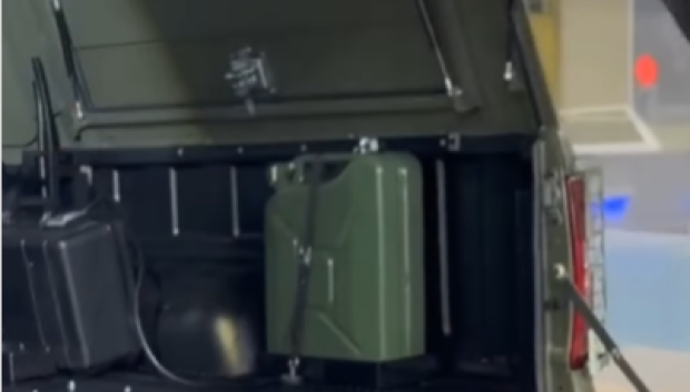 La caja incluye anclajes y garrafas de combustible protegidas