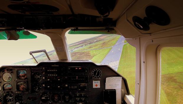 Aterrizaje en la isla de Papa Westray del avión de Loganair.