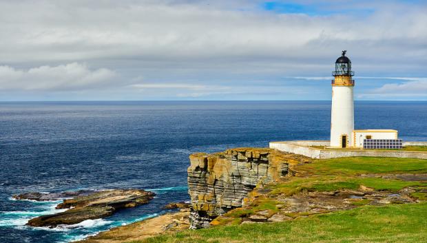 Faro de la isla Westray, en el archipiélago de las Orcadas.