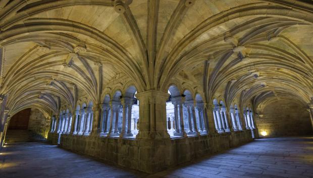 Claustro del monasterio de San Esteban de Ribas del Sil, hoy convertido en Parador Nacional