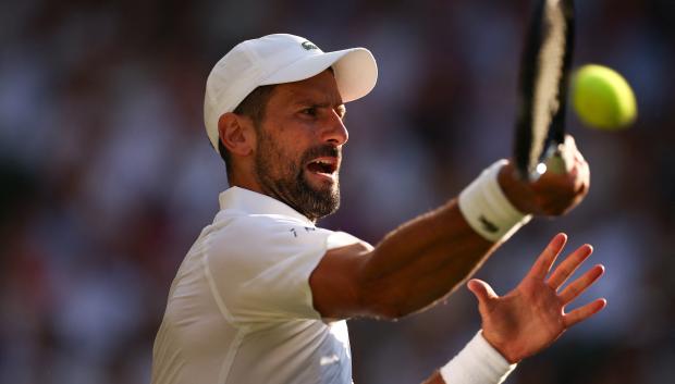 Novak Djokovic devuelve un golpe de derecha al italiano Jannik Sinner