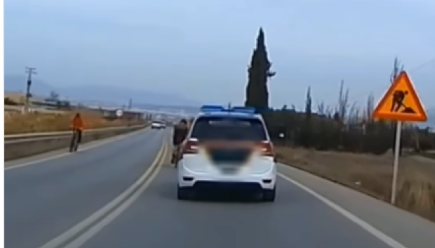 El ciclista termina su atrevida maniobra